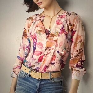 White House Black Market , Medium